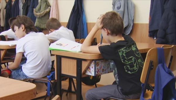 Jumătate dintre părinţii români cred că temele îi stresează pe copii (studiu)