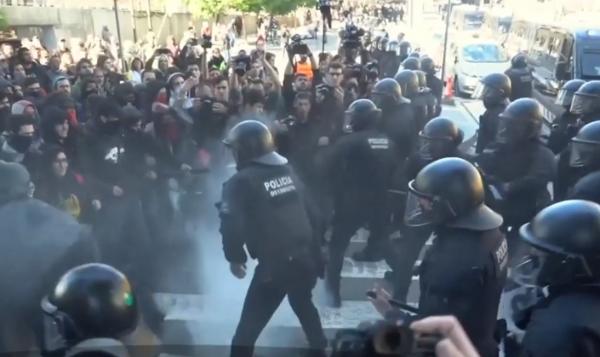 Barcelona: Catalani care protestau împotriva violenței poliției, bătuți de polițiști