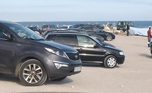 Șoferii au ieșit cu mașinile pe plaja din Eforie, ademeniți de vremea frumoasă. Amenzile ajung la 20.000 de lei