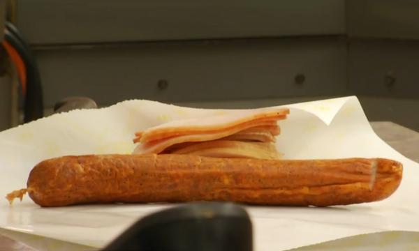 Mezelurile afumate cu ”fum la plic”, pericol pentru sănătate