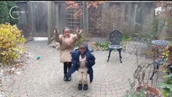 Momente emoţionante în Canada. Doi copii refugiaţi din statul african Eritreea au primit cu bucurie prima ninsoare din viaţa lor