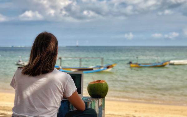 Munca remote: Raluca şi-a mutat "biroul" pe o plajă din Bali și lucrează de la distanță în România