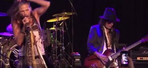 Chitaristul trupei Aerosmith, Jou Perry, a ajuns de urgenţă la spital