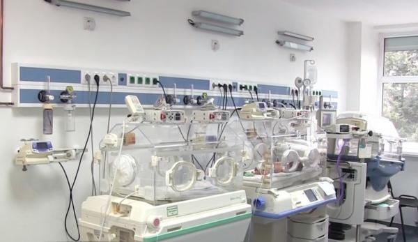 Copiii născuți prematur, lăsați la voia sorții. Maternitățile din România sunt depășite de situație