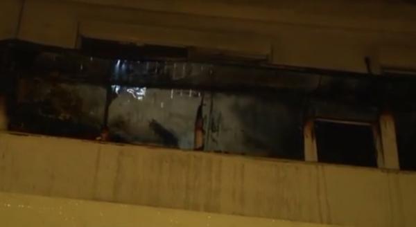 Incendiu puternic într-un bloc din capitală. Două apartamente au ars, iar o bătrână şi fiica sa au ajuns la spital