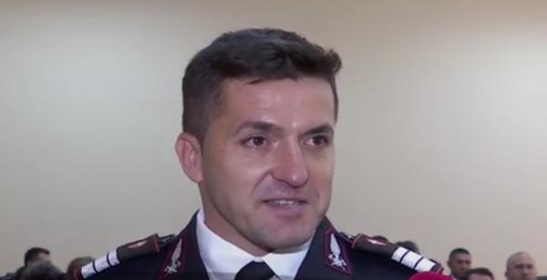 Un pompier din Iaşi şi-a riscat viaţa salvând dintr-un incendiu, o bătrână imobilizată la pat