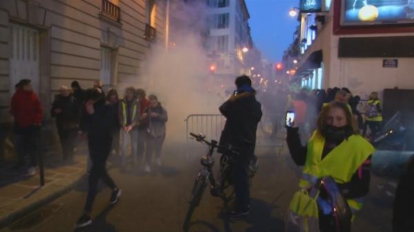 Incidente la protestele anti-Macron din Franța, ale Vestelor Galbene. Un mort, peste 100 de răniți