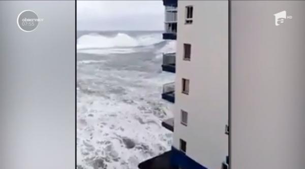 Furtuni puternice în Insulele Canare. Valurile au ajuns până la etajul 3 al blocurilor
