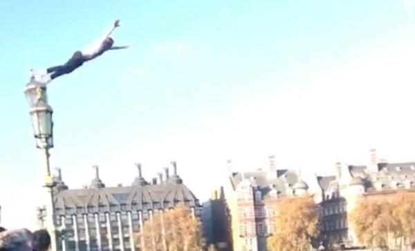 Un pariu ar fi fost motivul pentru care un român s-a aruncat în Tamisa, în centrul Londrei, spun martorii