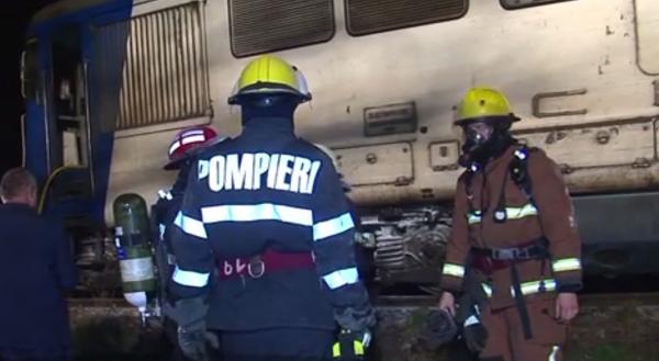 Locomotivă în flăcări lângă gara din Târgu Mureş. 100 de pasageri evacuaţi de urgenţă