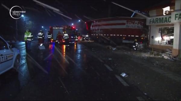 Accident grav în Prahova. Un TIR a spulberat un atelier de tâmplărie, șoferul a murit pe loc