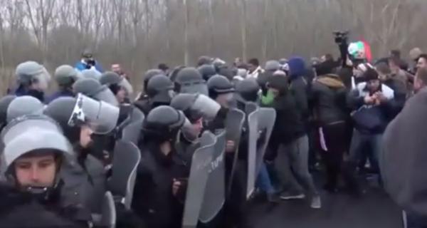 Mii de bulgari au protestat pe șosele, după creșterea prețului la carburanți