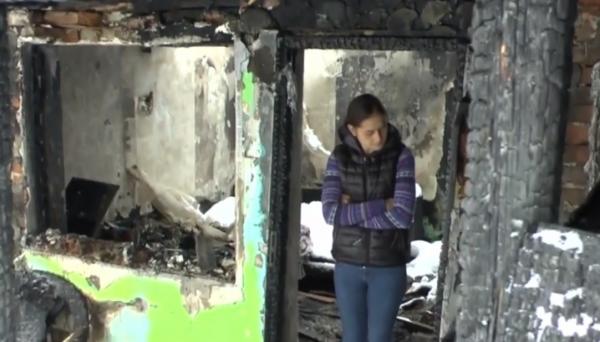 O mamă și patru copii au rămas fără casă, după un incendiu devastator
