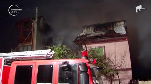 Incendiu de proporţii în nordul Capitalei. Flăcările au afectat patru case