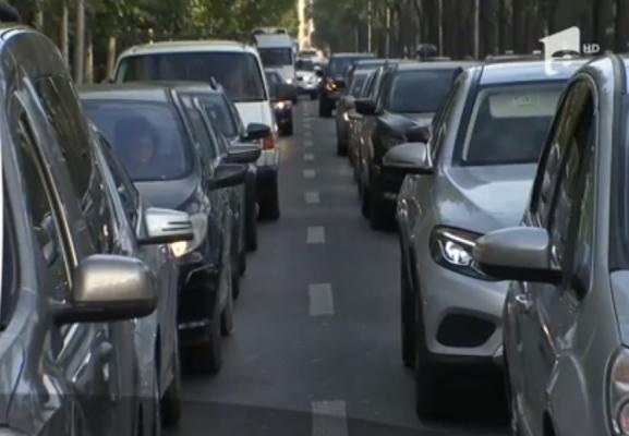 La serviciu, pe banii primăriei. În Bucureşti, cine împarte maşina cu alţii va primi bani