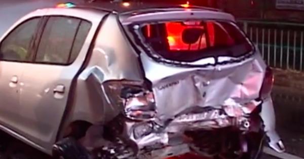 Carambol cu patru mașini, în Arad. Doi oameni au fost răniți