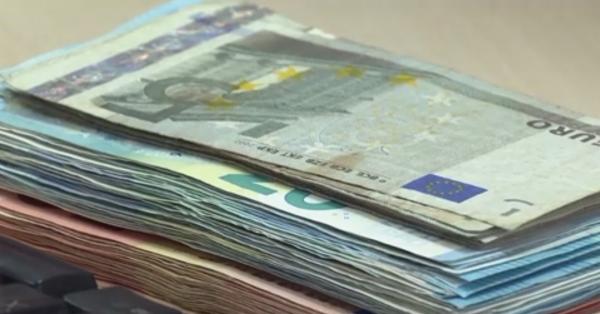 Românilor le-ar trebui mai multe job-uri pentru a-și putea permite un credit imobiliar