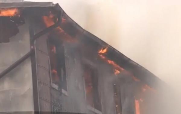 Incendiul din Chiajna, unde trei blocuri au ars, a lăsat peste 100 de oameni fără locuinţe