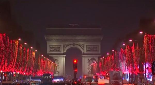 Designerul Karl Lagerfeld a aprins luminile de Crăciun pe bulevardul Champs Elysees