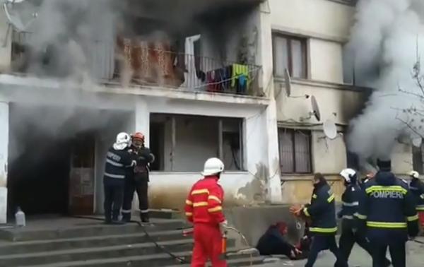 Incendiu puternic într-un bloc de locuinţe sociale din Slatina. O femeie a murit
