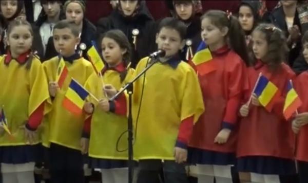 Ziua Naţională, sărbătorită în avans într-o comună din Bistriţa, printr-o impresionantă paradă cu făclii