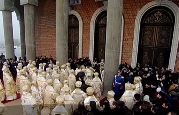 Zeci de mii de credincioşi au asistat la slujba de sfinţire a Catedralei Mântuirii Neamului