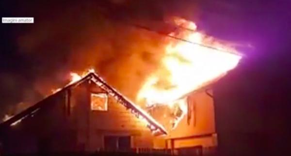 Incendiu puternic în Baia Mare. Două case au ars, proprietarii au rămas pe drumuri, în pragul iernii