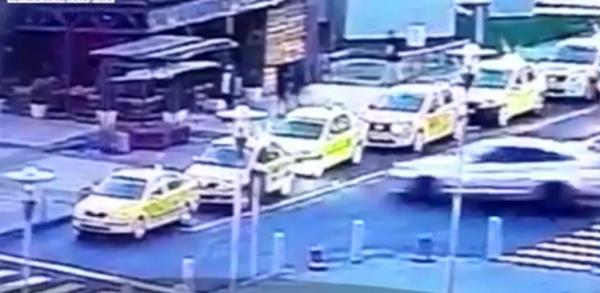 Un şofer vitezoman a spulberat două taxiuri şi a ajuns cu bolidul de lux în faţa unei cafenele din Bucureşti