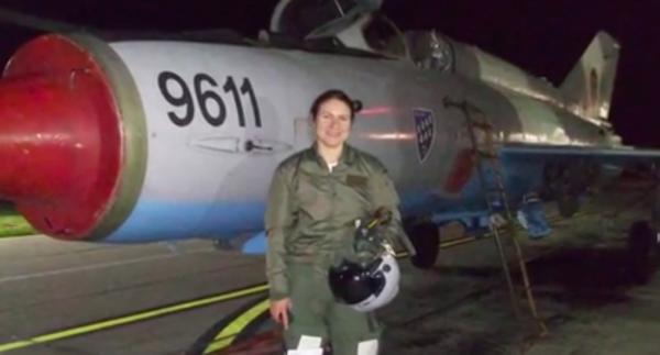 Romina Mîrza, o tânără de 28 de ani din Cluj, singura femeie pilot de avion supersonic din România