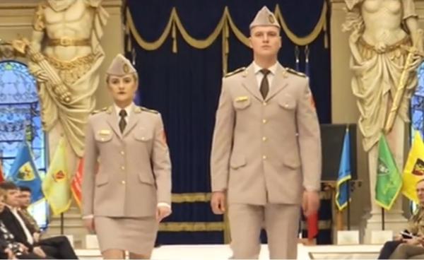 Armata ar putea îmbrăca haine noi! Militarii au defilat în uniformele propuse de designerul Alexandru Ciucu