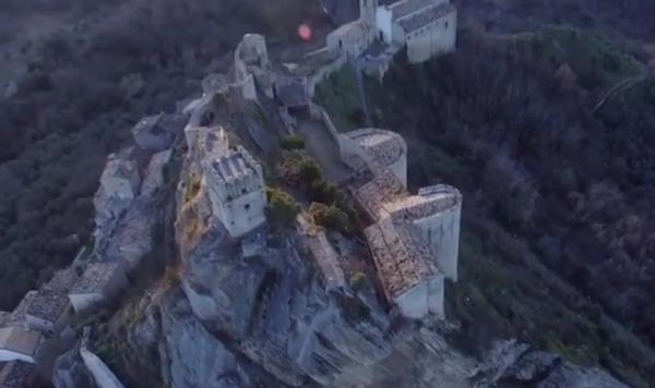 Un castel medieval din Italia, bântuit, poate fi închiriat cu doar 100 de euro pe noapte
