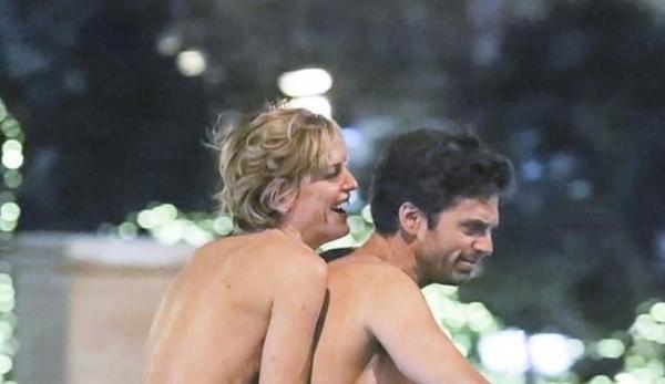 Actorul român Sebastian Stan, gol puşcă pe un scuter, pe străzile din Atena