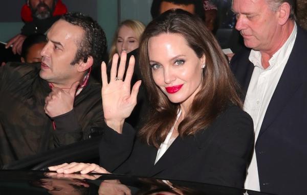 Angelina Jolie s-a luptat cu depresia, din cauza eşecurilor repetate din carieră şi a devenit foarte geloasă pe Brad Pitt