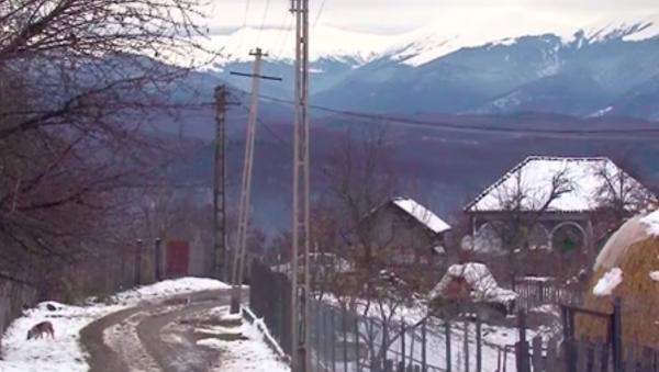 Sate din România care arată ca acum 100 de ani. În satul Oțelu există doar un drum pe alocuri pietruit