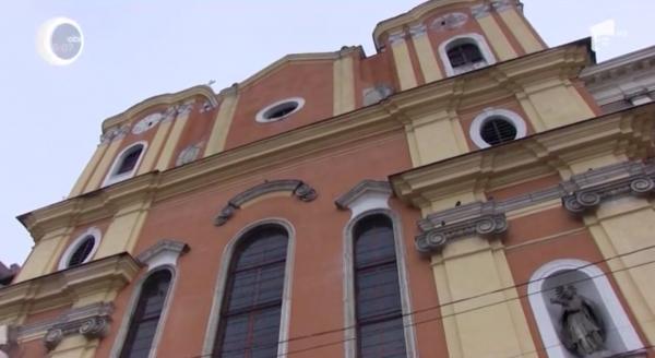 Biserica din Cluj, închisă 3 zile din cauza vizitatorilor la Muzeul Lunii.Tapiseria altarului, pătată
