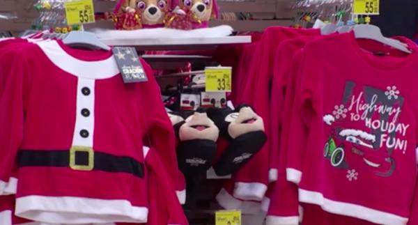 Cele mai nefericite cadouri de Crăciun. Cei mai mulţi români primesc sub brad pijamale