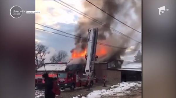 Incendiu puternic într-un local din judeţul Neamţ. O tânără de 18 ani se afla înăuntru când au izbucnit flăcările
