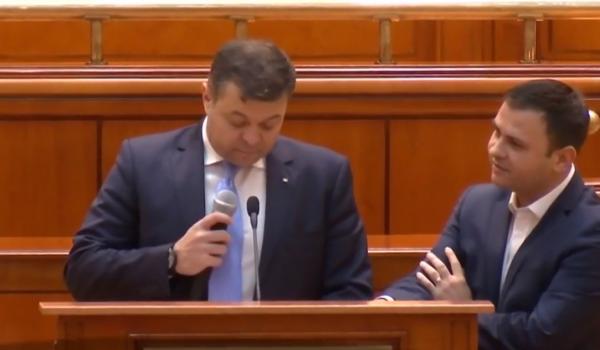Scandal în Camera Deputaților. Opoziţia a făcut şedinţă paralelă, cu proprile boxe şi microfon