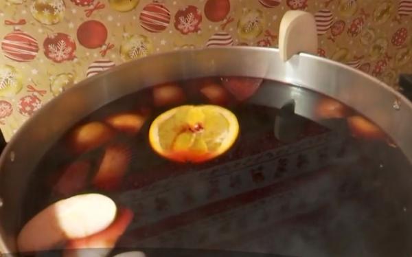 Vinul fiert se vinde ca pâinea caldă, la Târgurile de Crăciun