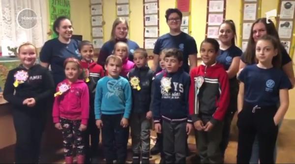 Câţiva adolescenţi din Haţeg au donat rechizite, dulciuri şi jucăriii unor copii din vârf de munte