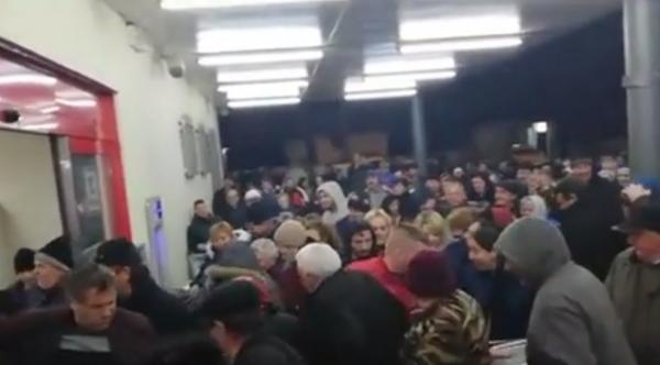 Sute de oameni din Baia Mare s-au călcat în picioare pentru carne de porc la promoţie