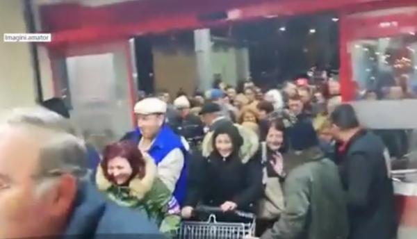 Cu gândul la carnea de porc de la reducere, sute de băimăreni au dat năvală la un supermarket (Video)
