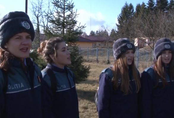 Viitorii polițiști de la şcoala din Câmpina au împodobit bradul