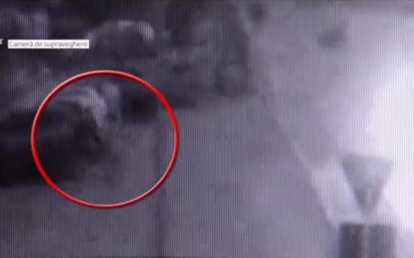 Mama înjunghiată pe o stradă din Motru cu copilul de mână, înregistrată pe camere (Video)