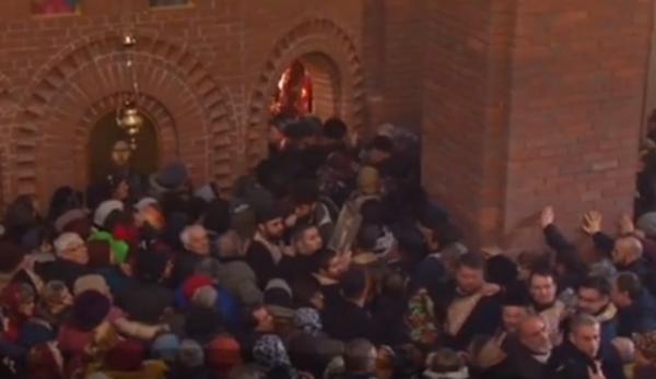Îmbulzeală la sfinţirea de la Catedrala Arhiepiscopale din Curtea de Argeş