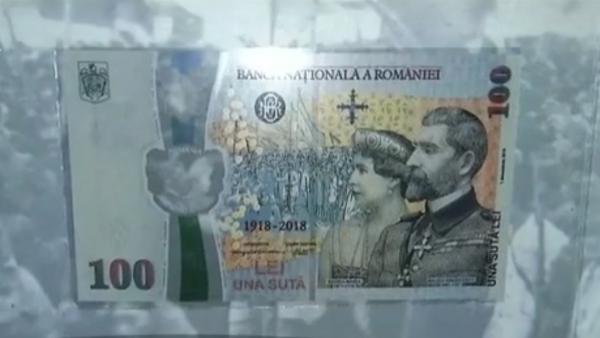 Cozi pentru bancnota specială de Centenar, în faţa Băncii Naţionale din Bucureşti