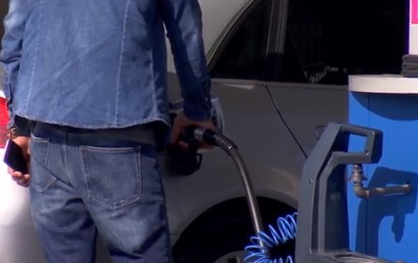 Benzina, la cel mai mic preţ din an. Şoferii nu scapă, însă, mult timp de grija scumpirilor