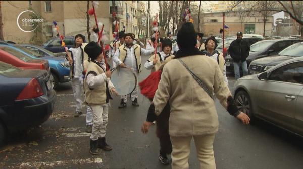 Tinerii din Bacău care au transformat colindatul într-un job adevărat, în București