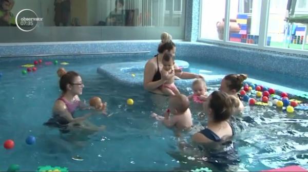 Program de înot special pentru bebeluşi, organizat la un bazin din Târgu Mureş