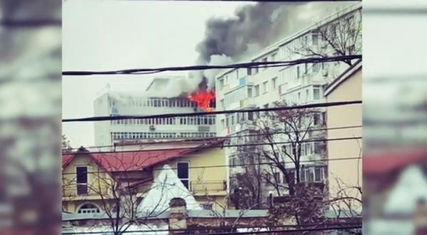 O femeie a murit într-un incendiu uriaș, la un bloc din București. Imobilul avea gurile de aerisire zidite